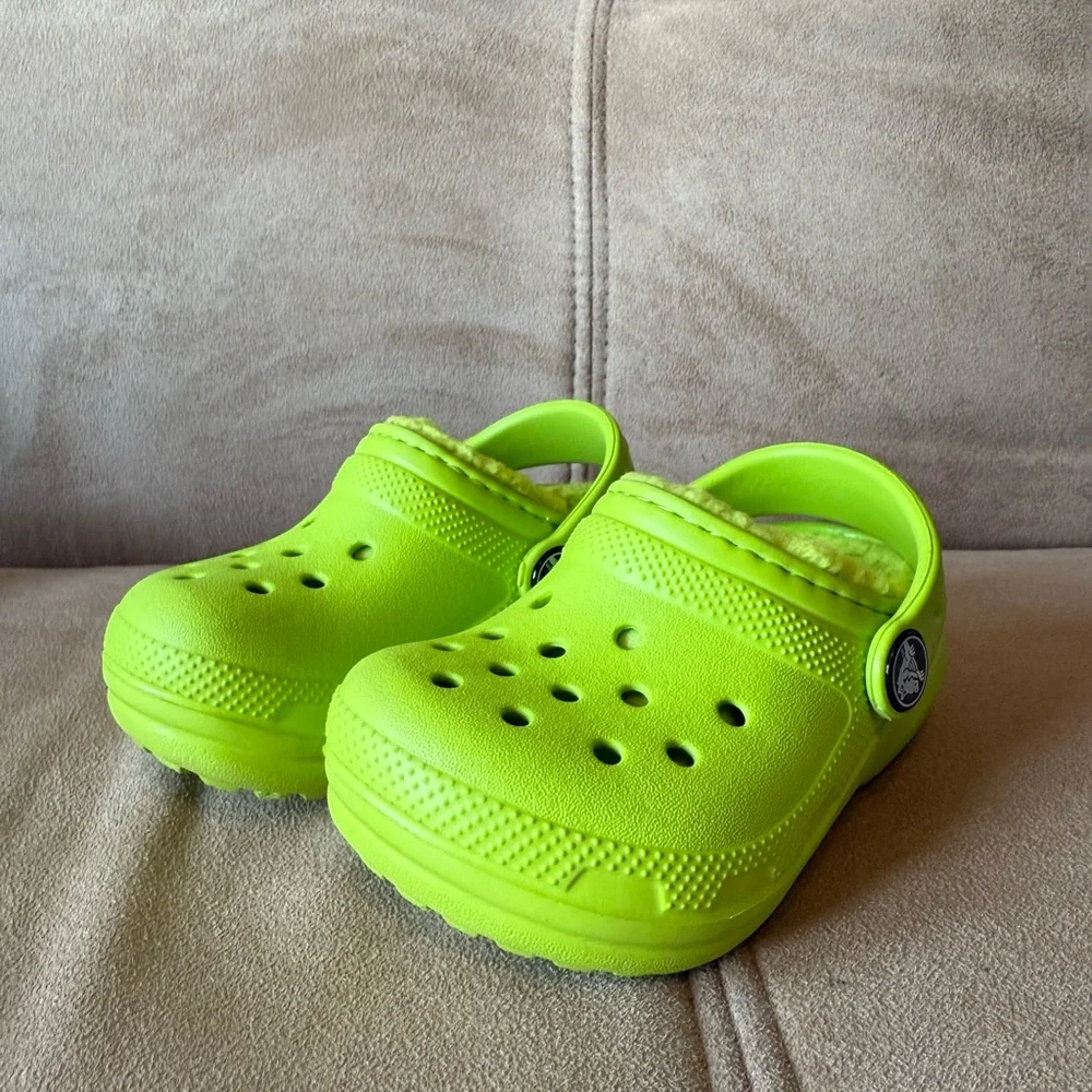 Crocs NWOT Lime Green Fleece Lined Size 5 Clogs